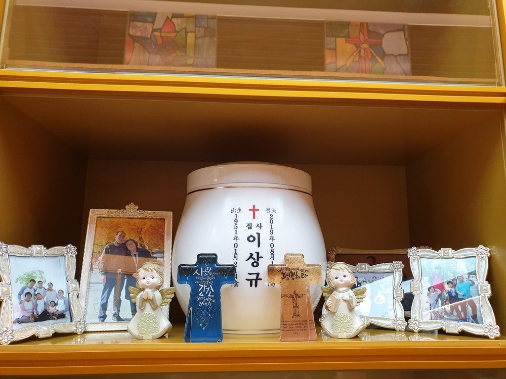 "마지막 가시는 길 ..꽃면류관을 쓰고  가셨어요"